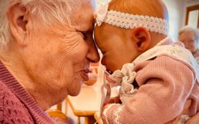 Nines reborn, eines terapèutiques a la residència Sor Maria Rafaela de Campos Mallorca